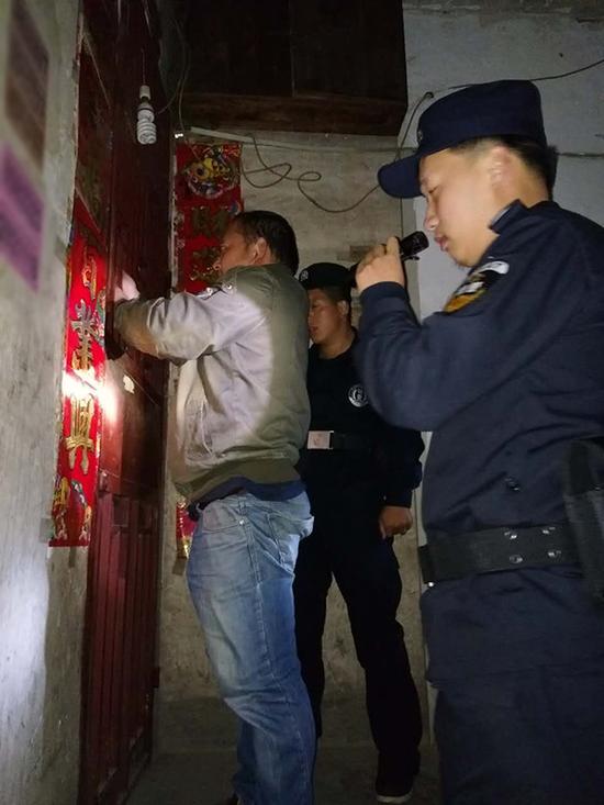 镇远县粗心妈妈误将幼女锁家中 