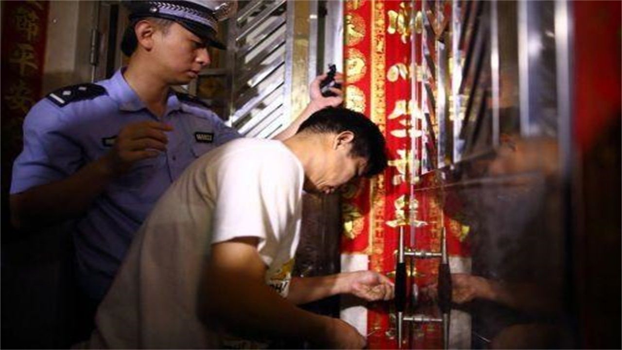 镇远县请开锁师傅开了锁后，师傅